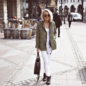 Khaki jacka - Väldigt fin och unik Khakigrön vårjacka köpt från Chiquelle, använd men i fint skick! Nypris 699kr