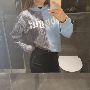 Split-hoodie  - En riktigt cool och fin hoodie I ljusblå och i gråa mönster där det står baby girl på🥰. Det är inget som helst fel på den, det ända som det kunde vara något om är att det är liiite nopprig men det är inget man direkt tänker på.😊 Den har används ändas ungefär 6 gånger! Kommer från Boohoo.