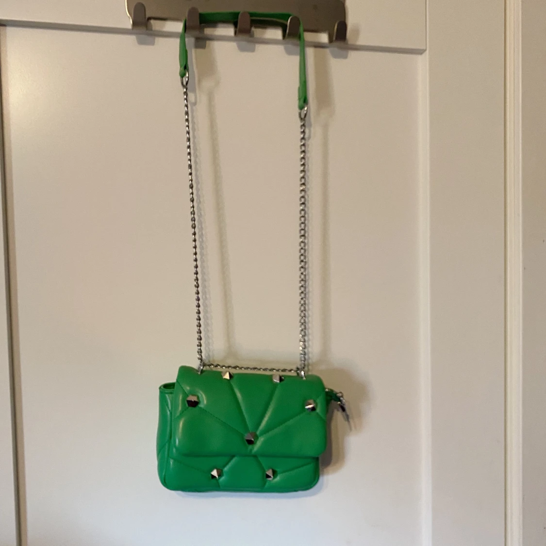 Grön väska med nitar  - 91