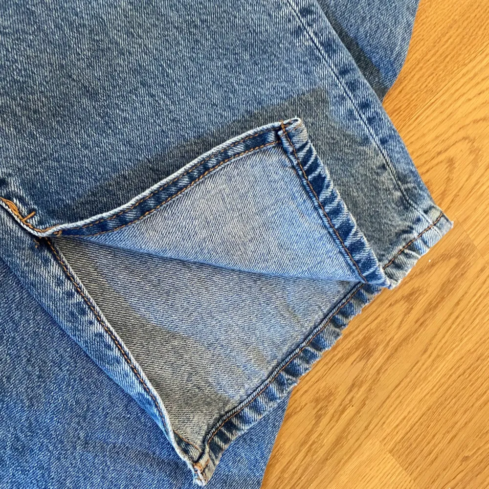 Ett par blåa högmidjade extra långa jeans i storlek 34 från lindex. Dom ör använda endast 2 gånger och är i väldigt fint skick. Dom har en slits längst nere vid foten. Säljer dom på grund av att jag har för många jeans och får helt enkelt ingen användning av dom.. Jeans & Byxor.