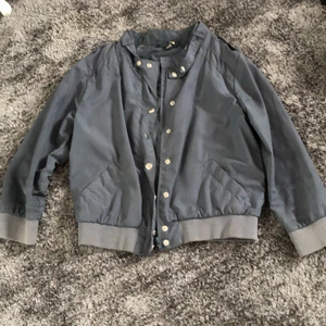 Jacka  - En grå blå militär insp vår jacka med knappar på axlarna bla. Jätte fin till våren!