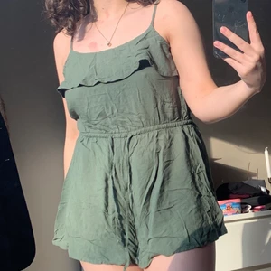 Grön playsuit - Jättefin grön playsuit som är jätte luftig och skön. Säljer för att de inte kommer till användning😊 den är inte så använd ba fåtal gånger😊 underbar färg och superskönt material 😊