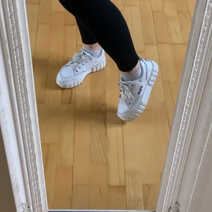 FILA VITA SNEAKERS - Använda några gånger fortfarande bra skick ⚽️⚽️⚽️