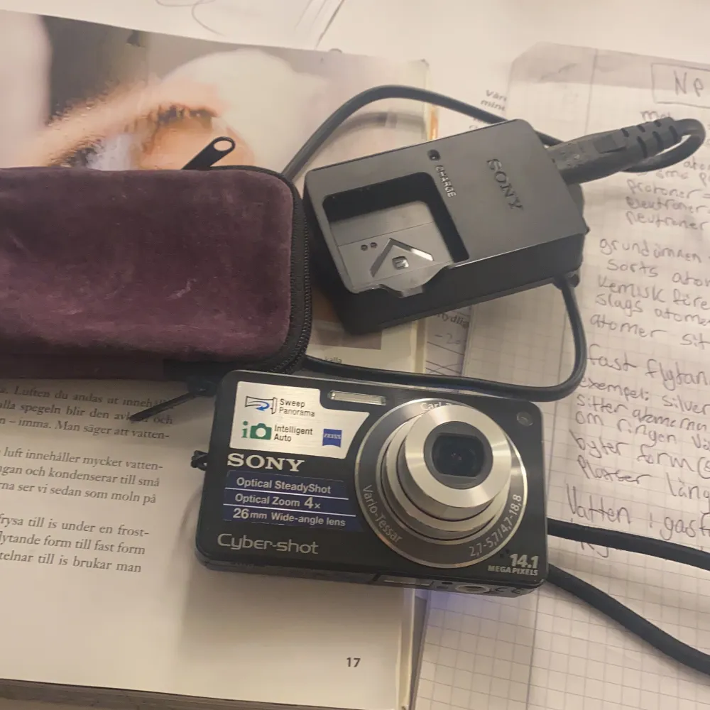 Sony digitalkamera, jätte najs att ha tills sommaren plus tar jätte najs bilder!! Laddare till batteri, liten ”väska” som du kan lägga den i samt sd kort som sitter i (kommer ocf radera bilderna som är i, så den e tom om du skulle köpa) sen kan jag också lära dig hur du överför! 💋💋 budgivning . Övrigt.