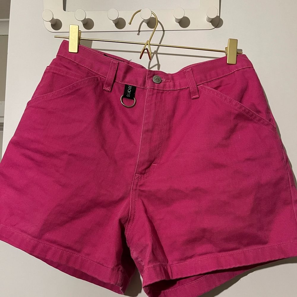 Ett par coola rosa jeansshorts! đ Dom Ă€r högmidjade i midjan och Ă€r i storlek s/m! Fram har dom en cool detalj dĂ€r man t.ex. kan hĂ€nga en kedja, eller bara ha den som den Ă€r som en cool detaljđ Dom Ă€r frĂ„n mĂ€rket âGITANO Jeansâ đđ Buda frĂ„n 100 kr, men pris kan diskuteras!! đđKöparen stĂ„r för frakt, och fraktkostnaden kan diskuteras! đ. Shorts.