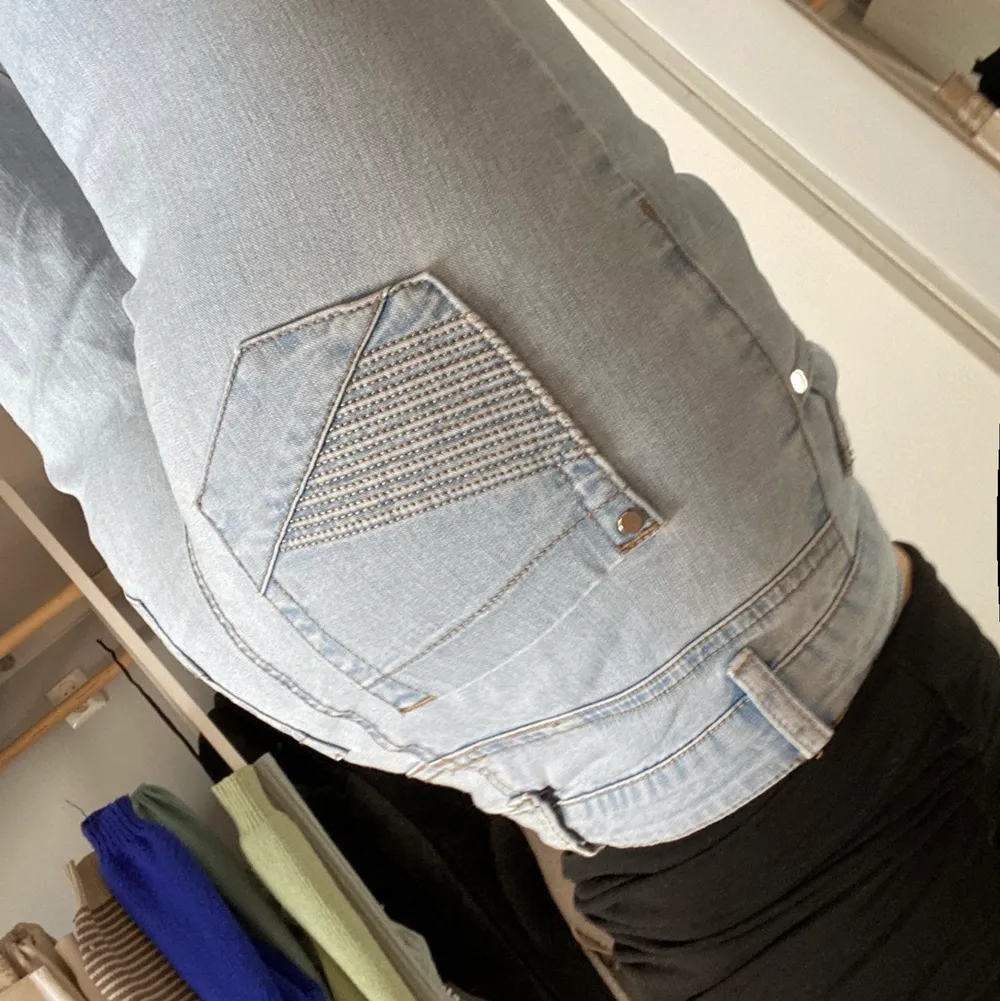 Superfina ljusblåa straight leg jeans med detaljer bak på fickorna ✨. Jeans & Byxor.