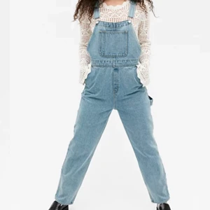 HÄNGSELBYXOR MONKI - Säljer ett par hängselbyxor från Monki. Knappt använda. Nypris 500kr.