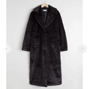 Pälskappa - Fuskpälskappa från & other stories. Köpt i Tyskland och endast använd några gånger en vinter, den är varm och mysig men inte min stil. Den är i en kall mörkbrun färg. Inga defekter.