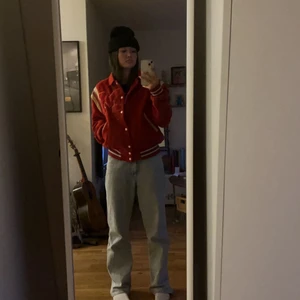 College jacka - Säljer denna fina College jacka pga att jag inte får den till andvändning. Andvänt Max 4 gånger. Köpt på second hand. Lite osäker vad det är för storlek med skulle gissa på S/M. Pris kan diskuteras vid snabb affär.