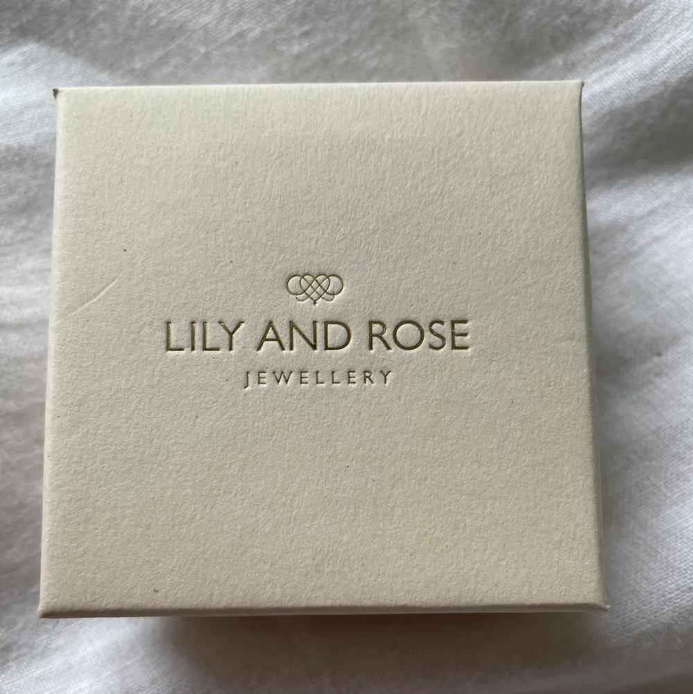 Silvrigt armband från Lily and rose som är använt cirka 5 gånger och helt i nyskick. Nypris är 330kr💓. Övrigt.