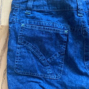 Vintage jeans - Köpte dessa vintage jeans här på plick men de var dessvärre för korta på mig som är 168,5cm lång (har hyfsat långa ben). De är i strl S och ääääälskar att den har gröna sömmar💚