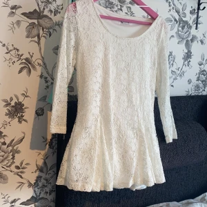 Fin söt vit spetstopp  - Toppen är i mycket bra skick, är från cubus och använd få gånger. Storlek xs