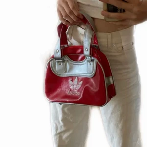 Röd adidas väska - Röd adidas väska i bra skick!🥰