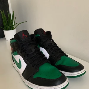 Jordan 1 mid  - Säljer mina Jordan 1 mid pine green. Storlek 44,5.  Mycket bra skick, knappt använda.  Kan mötas upp vart som helst i Stockholm.