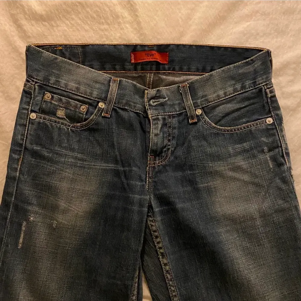 Skit snygga lågmidjade Levis jeans!! Skriv priv för för mått osv❤️ direkt köp vid 400 kr. Jeans & Byxor.