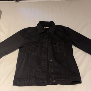 Jeansjacka - En oanvänd jeansjacka från Gina. Använd kanske en gång max. Säljer pga av för liten. Storlek M. Nypris 399kr men osäker. 