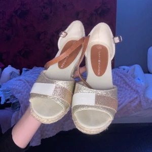 Tommy Hilfiger - Säljer ett par Tommy Holfiger sommar skor för 399kr! Köpte dem när jag var unegfär 7-8 år och använde de aldrig! Bra skick 