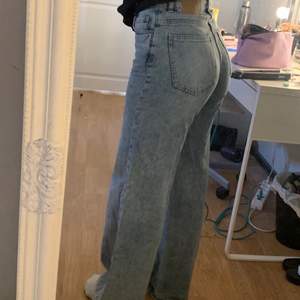 Jeans från H&M, storlek 38 skulle dock även passa 36.