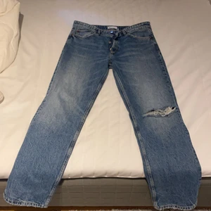 Zara jena - Ett par helt oanvända zara mid rise jeans. Storlek 42 men ganska små i storleken enligt mig. Säljer pga av att jag har för många jeans. Nypris 359kr