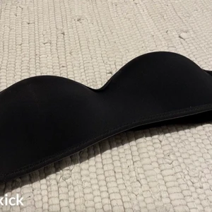 BH utan band  - Bra kvalité Ny skick Säljer pga för liten för mig!  Perfekt under kläder för man inte vill visa BH band!!