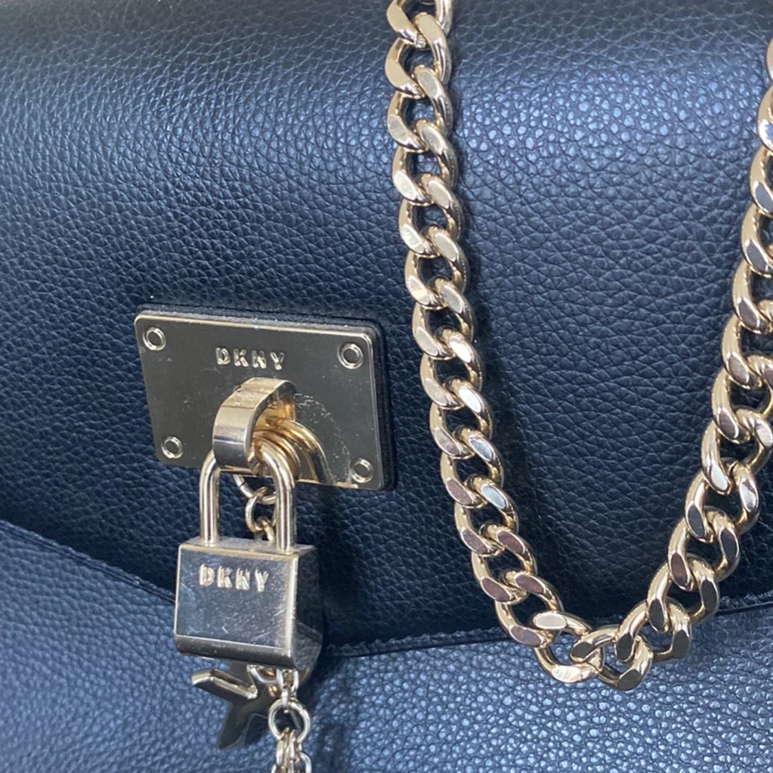 DKNY- ELISSA SHOULDER FLAP