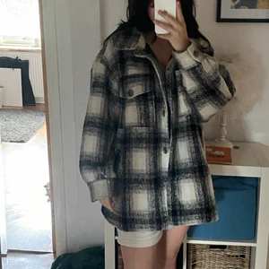 Rutig vinterjacka - oversized vinterjacka från lager 157 inköpt förra året. kommer inte till användning men är jätteskön. 