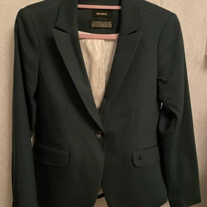 ”Emerald grön” Mos Mosh blazer  - Säljer min Mos Mosh blazer som är i fint skick och använd endast ett fåtal gånger. Material av bomull med silke på insidan. Ny pris ca 1900kr