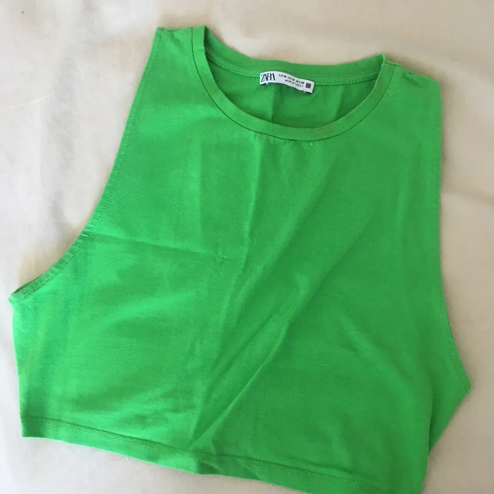 grön croptop från zara, storlek M. köpt förra sommaren använd ca 3 gånger! Nypris; 79kr  (står att att jag endast möts upp, men jag skickar från madrid så frakten går på 16kr).. Toppar.