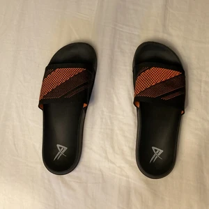 Tofflor för stranden - Dem passar skosterlekar från 40-43. Dem är gamla men väldigt svagt använda. Bra skik och sitter bra åt och skönt när man går runt. 