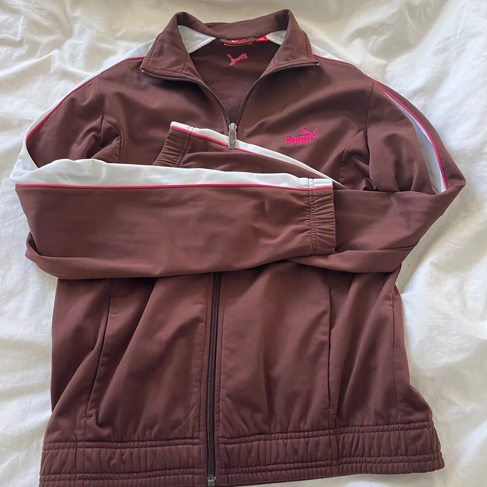 Cute brown tracksuit with pink and white details in perfect condition. Slightly oversized. Toppar.