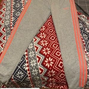 Adidas mjukis - Fina o sköna lågmidgade !