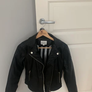 Skinnjacka  - Svart Skinnjacka, inga lösa trådar eller sprucken någonstans. 