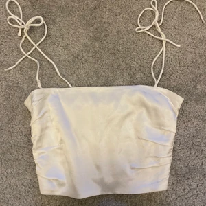 Zara festtopp  - Säker den här super fina festtopp ifrån zara! Helt oanvänd och i storlek XS men fortfarande stretchig. KÖPAREN står för frakt, börjar priset på 80kr, köp direkt för 70kr+ frakt💗