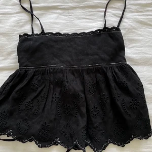 Zara linne  - Säljer denna slutsålda topp från zara! Aldrig använd med prislapp kvar!❤️❤️ Köp direkt för 300 inklusive frakt❤️