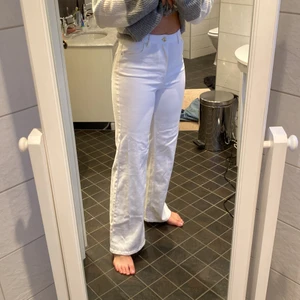 Vita jeans  - Vita jeans som är raka i modellen men lite mer uthängda där nere. Väldigt skönt material.  Aldrig använt byxorna då jag köpte fel storlek och hade slängt kvittot. Säljer dem för 180 kr. Skriv till mig om du är intresserad!!! 