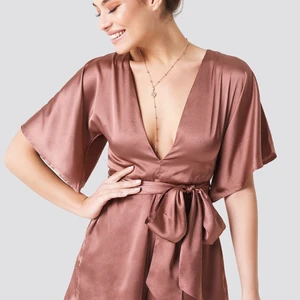 V-ringad playsuit med knytning - I storlek 34 och passar en XS. Använt ett fåtal gånger 