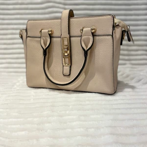 Beige väska - Gullig och prydlig beige väska med guldiga och svarta detaljer!💕
