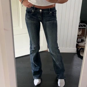 Victoria beckham Jeans - !INTRESSEKOLL! Säljs för bra bud- mina snygga lågmidjade eftertraktade jeans från Victoria Beckham.(syns bra på sista bilden exakthur färgen är)med trycket på fickorna där bak i mörkblått! 💙storlek 27 och långa i benen! Passar xs/s små i strlk