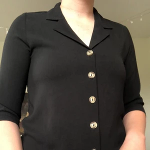 Svart blus med knappar storlek 36 - Svart blus med beige-mönstrade knappar och krage inköpt på Only