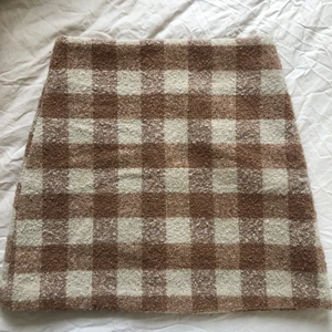 Kjol - Beige/vitrutig kjol från gina tricot. Knappt använd. Tjockt material. 