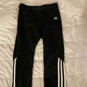 Träningsbyxor - Träningsbyxor i stl S från Adidas, (liten telefonficka på baksidan)