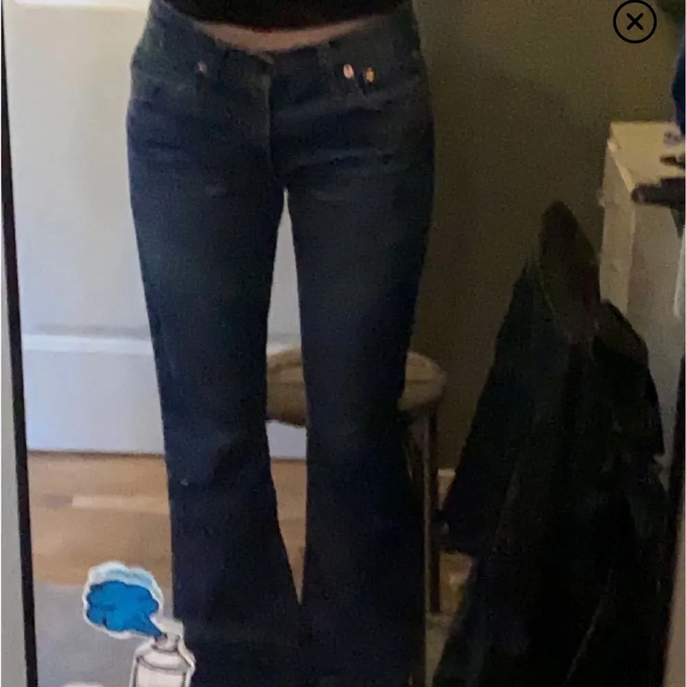 Lågmidjade levis jeans. Passar någon som är runt 165. Säljer då dom är för små. (Bilderna med byxorna på är inte jag). W29 L34. Passar någon med med midjemått runt 65 cm och höft runt 85 cm.. Jeans & Byxor.