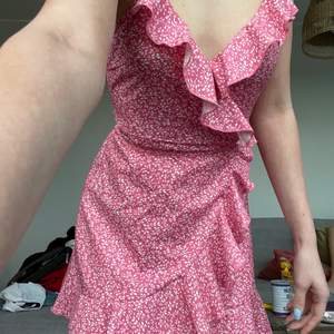 Rosa omlottklänning perfekt till sommaren 