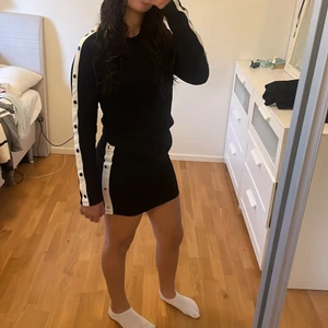 Matchande kjol och tröja  - Det är ett matchande sätt med en tröja och en kjol med knappar på sidorna, storleken på kjolen är 146/152 barn men jag som har 38 i vuxen får på mig kjolen. Tröjan är 170 barn men som sagt jag får på mig den och brukar ha ungefär M i tröjor. Den är använd ett fåtal gånger eftersom att jag inte haft så många tillfällen att använda den. Det är väldigt bra material och det är jätte bra material. Man kan kontakta mig om man är intresserad i ett av plaggen då priset ändras 