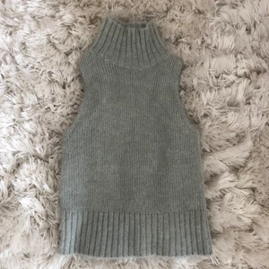 Grön topp - Så fin stickad topp! Swipa för fler bilder på hur den sitter på💗Storlek S och köpt för cirka 1 år sedan. Nästan aldrig använt💕spårbar frakt! 