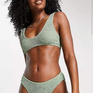 Bikini från Asos i en grön färg, trosorna är även high-waisted. Säljer denna bikini då den inte längre passar mig! Bara att höra av sig💚