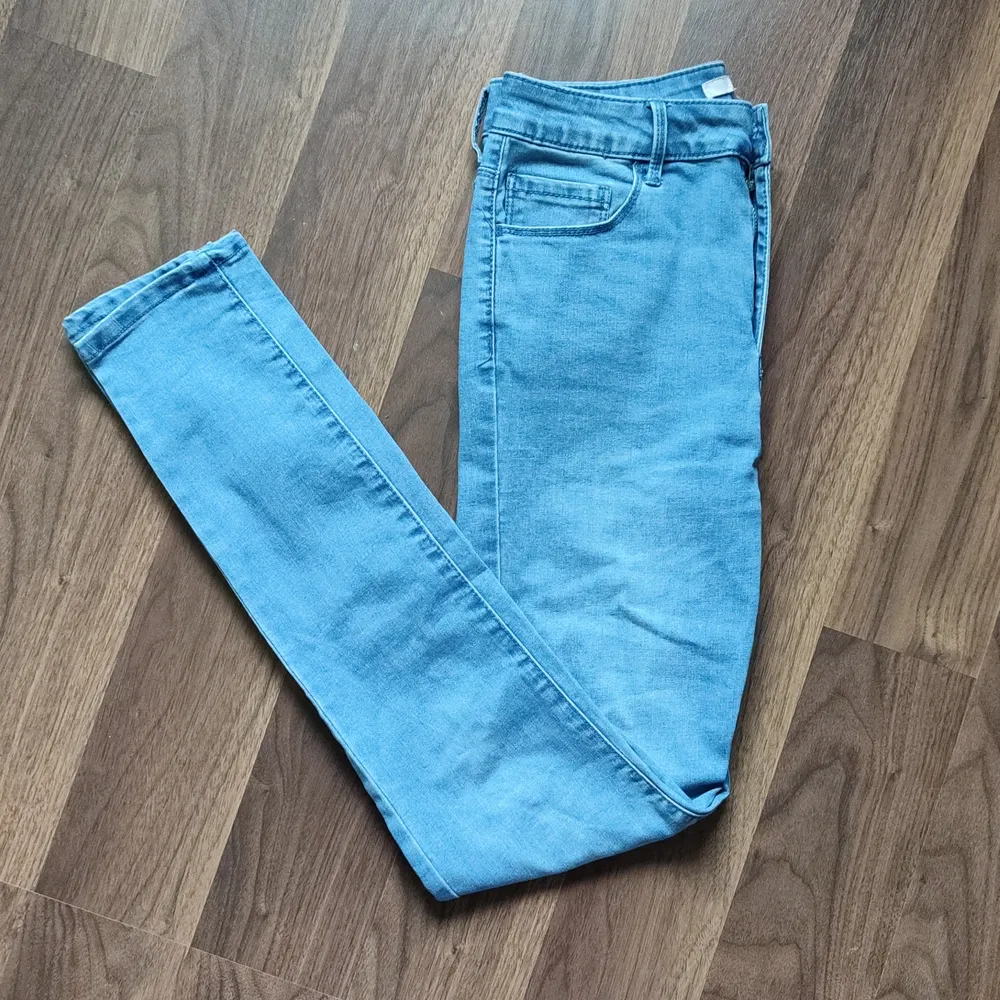 Jag säljer de här fina jeansen från Forever 21. 💙🫐 De är i jättebra skick men de kommer inte till använding längre.💖✨Köparen står för frakt.✨. Jeans & Byxor.