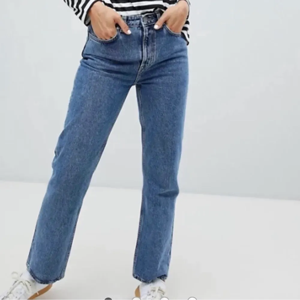 Superfina weekday voyage jeans i storlek W29/L30. Sitter perfekt på mig som är 1,64 och vanligtvis bär 38/40. Ej särskilt stretchiga men fortfarande super sköna. Använda ett fåtal gånger, super fint skick! Säljs då de tyvärr blivit lite för små 🤠. Jeans & Byxor.