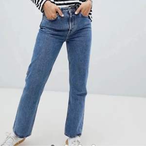 Superfina weekday voyage jeans i storlek W29/L30. Sitter perfekt på mig som är 1,64 och vanligtvis bär 38/40. Ej särskilt stretchiga men fortfarande super sköna. Använda ett fåtal gånger, super fint skick! Säljs då de tyvärr blivit lite för små 🤠