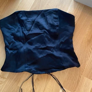 Justerbar Topp i korsett  - Snygg korsetttopp som är justerbar med hjälp av snören. Ursnygg 